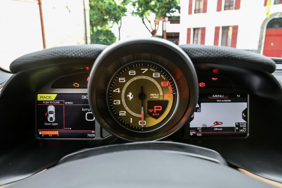 Панель приборов Ferrari 812 Superfast 2017 года  (фото 90 из 91)